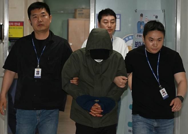 아내와 두 아들을 태운 차량을 몰고 바다로 돌진해 숨지게 한 혐의(살인·자살방조)를 받는 가장 A(49)씨가 4일 오전 광주 북구 북부경찰서에서 구속 전 피의자 심문(영장실질심사)을 받기 위해 이동하고 있다. /사진=뉴시스