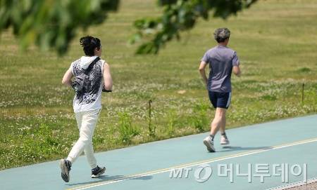 [서울=뉴시스] 홍효식 기자 = 서울 낮 최고기온이 25도 이상 오르며 더운 날씨를 보인 13일 서울 동작구 보라매공원에서 한 시민이 민소매를 입고 러닝하고 있다. 2025.05.13. yesphoto@newsis.com /사진=홍효식