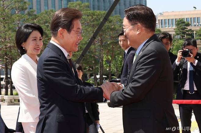 [서울=뉴시스] 국회사진기자단 = 이재명 대통령이  4일 오전 서울 여의도 국회에서 열린 제21대 대통령 취임선서식에 참석하기 전 우원식 국회의장과 악수를 하고 잇다. 2025.06.04. photo@newsis.com /사진=