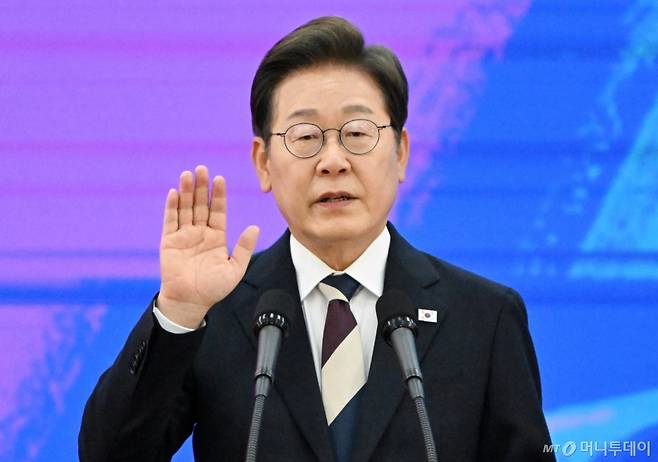 [서울=뉴시스] 국회사진기자단 = 이재명 대통령이 4일 서울 여의도 국회에서 열린 취임식에서 취임선서를 하고 있다. 흰색과 짙은 붉은색, 파란색이 조화를 이룬 넥타이가 시선을 끌고 있다. 2025.06.04. photo@newsis.com /사진=