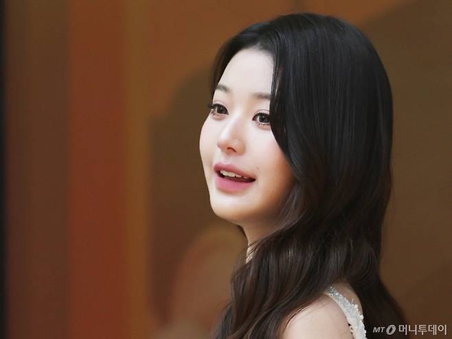 그룹 아이브 장원영이 16일 오전 서울 성동구 올리브영N 성수에서 열린 '이니스프리 비타민C 트위티 에디션 팝업' 포토콜에 참석해 포즈를 취하고 있다. 2025.4.16/사진=뉴스1(황기선 기자)