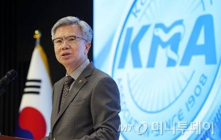 [서울=뉴시스] 홍효식 기자 = 김택우 대한의사협회(의협) 회장이 4일 오후 서울 용산구 의협에서 '새 대통령에게 바랍니다' 대한의사협회 기자회견을 하고 있다. 2025.06.04. yesphoto@newsis.com /사진=홍효식