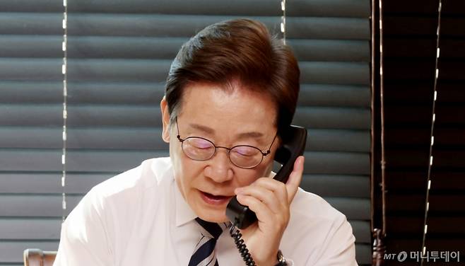 이재명 대통령이 4일 인천 계양구 사저에서 김명수 합동참모본부 의장(대장)과 통화하며 군 통수권 이양 보고를 받고 있다. / 사진=대통령실사진기자단