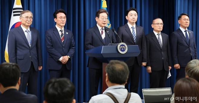 (서울=뉴스1) 허경 기자 = 이재명 대통령이 4일 서울 용산구 대통령실 청사 브리핑룸에서 국무총리와 국정원장, 대통령 비서실장 등 인선발표를 하고 있다. 국무총리 후보자로는 김민석 국회의원, 국정원장 후보자로는 이종석 전 통일부장관이 지명됐다. 대통령 비서실장으로는 강훈식 국회의원, 안보실장에는 위성락 국회의원이 임명됐고, 경호처장은 황인권 전 육군 대장, 대변인은 강유정 국회의원이 임명됐다. 2025.6.4/뉴스1 Copyright (C) 뉴스1. All rights reserved. 무단 전재 및 재배포, AI학습 이용 금지. /사진=(서울=뉴스1) 허경 기자