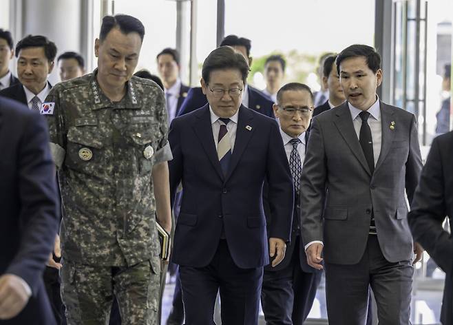 이재명 대통령이 4일 오후 2시30분쯤 합동참모본부 전투통제실을 방문했다. 사진은 왼쪽 첫째줄부터 김명수 합참 의장(대장), 이 대통령, 김선호 국방부 장관직무대행(차관). / 사진=국방부