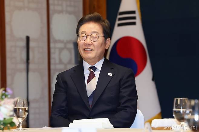 (서울=뉴스1) 국회사진기자단 = 이재명 대통령이 4일 서울 여의도 국회 사랑재에서 가진 우원식 국회의장 등 여야 대표들과의 오찬에 참석해 있다. 국회사진기자단 2025.6.4/뉴스1  Copyright (C) 뉴스1. All rights reserved. 무단 전재 및 재배포,  AI학습 이용 금지. /사진=(서울=뉴스1) 국회사진기자단