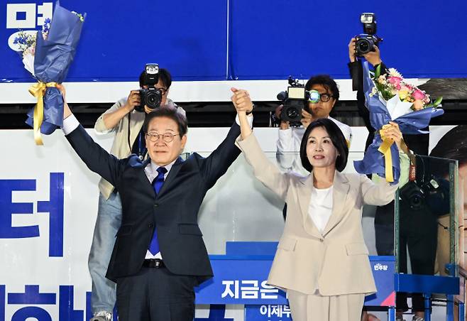 이재명 당선인은 헌정질서 파괴 행위의 재발 방지를 대통령으로서 반드시 이행해야 첫 과제로 내세웠고  갈등과 분열을 넘어선 '국민 통합'도재차 강조했다. 사진은 이재명 대통령과 김혜경 여사가 4일 오전 서울 여의도 국회 앞에서 열린 국민 개표방송 행사에서 시민들에게 인사하고 있는 모습. /사진=뉴시스