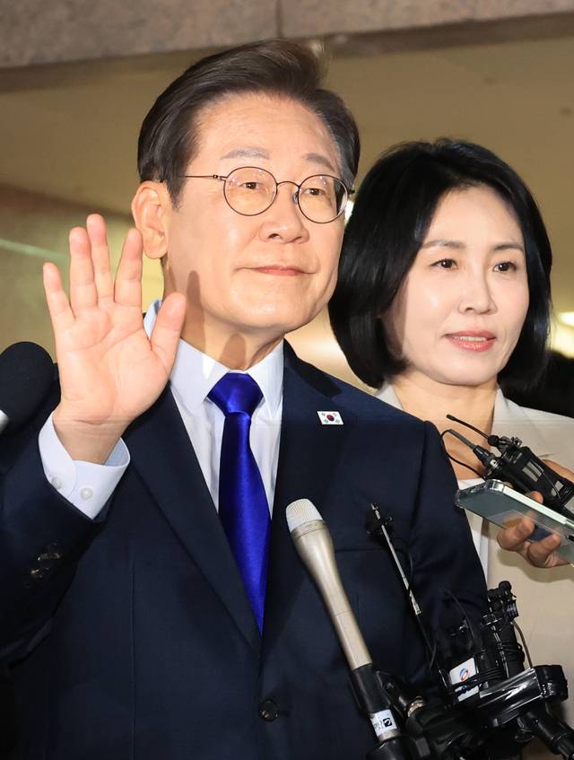 제21대 대통령 선거에서 당선이 확실시되는 더불어민주당 이재명 후보가 3일 밤 인천 계양구 자택을 나서며 주민과 지지자들을 향해 인사하고 있다. 연합뉴스