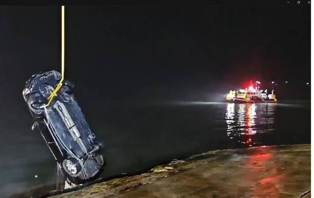 지난 2일 오후 전남 진도군 한 항만 인근 해상으로 추락한 차량이 인양되고 있다. 뉴시스