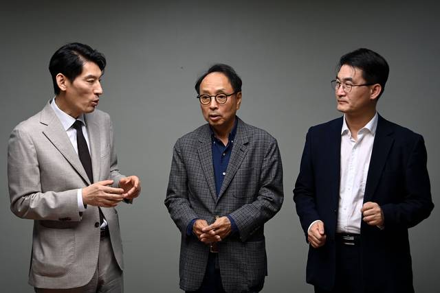 박성민(왼쪽부터) 정치컨설팅 민 대표, 김형준 배재대 석좌교수, 최병천 신성장경제연구소장이 4일 오전 문화일보에서 열린 좌담회에서 이야기를 나누고 있다.  문호남 기자