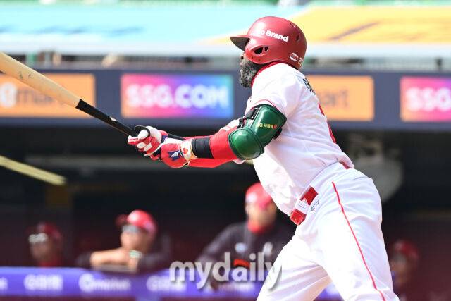 SSG 에레디아가 11일 인천 SSG랜더스필드에서 열린 '2025 신한 SOL BANK KBO리그' SSG 랜더스와 한화 이글스 시범경기 2회말 선두타자로 나와 2루타를 쳤다./마이데일리