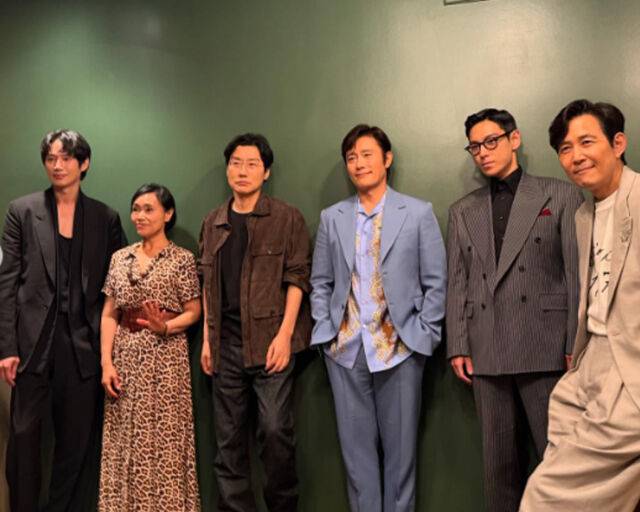 탑이 '오징어 게임' 주연들과 어깨를 나란히 해 사진을 찍었다. / 탑 소셜미디어 캡처