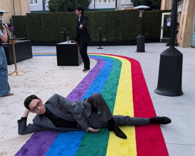 탑이 장난스러운 포즈를 취하고 있다. / 탑 소셜미디어 캡처