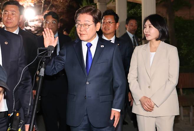 제21대 대통령 선거에서 당선이 유력한 이재명 더불어민주당 후보가 김혜경 여사와 3일 인천 계양구 자택을 나서며 주민들과 인사하고 있다. [연합]