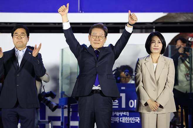 이재명 대통령 당선인이 4일 새벽 제21대 대통령 당선이 확실시 된 후 서울 여의도 국회 인근에서 당 주최로 열린 국민개표방송 행사에 참석해 엄지손가락을 치켜들며 인사하고 있다. [공동취재, 연합]