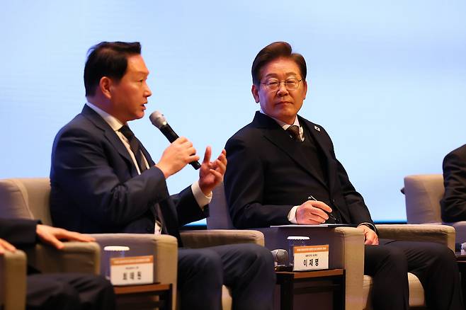 지난 2월 이재명 대통령이 최태원 대한상의 회장과 만나 발언을 듣고 있다. [연합]