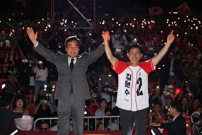 김문수 국민의힘 대선 후보가 2일 서울시청 앞 서울광장에서 열린 피날레 유세에서 이낙연 새미래민주당 상임고문의 손을 잡고 지지를 호소하고 있다. [연합]