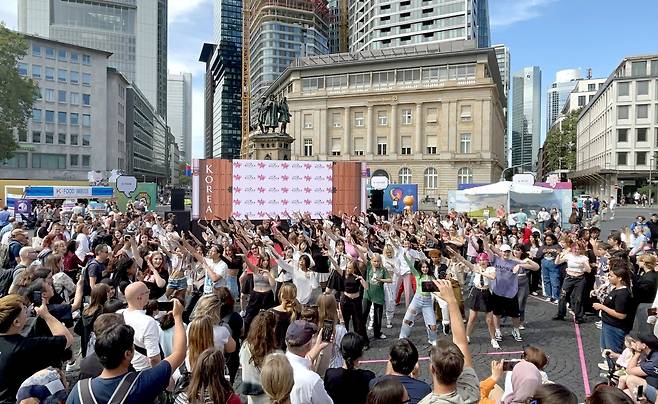 독일에서 열린 한국관광행사에서 독일 젊은이들이 K-팝 랜덤댄스를 즐기고 있다.[한국관광공사 제공]