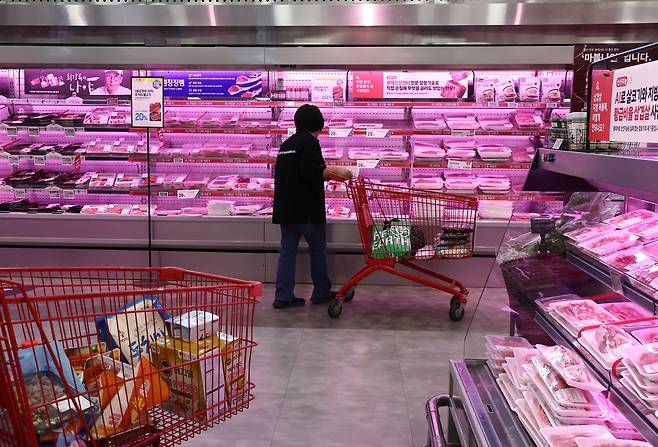 물가 상승으로 가계의 부담은 더욱 커지고 있는 3일 서울의 한 대형마트를 찾은 시민이 장을 보고 있다. [연합]