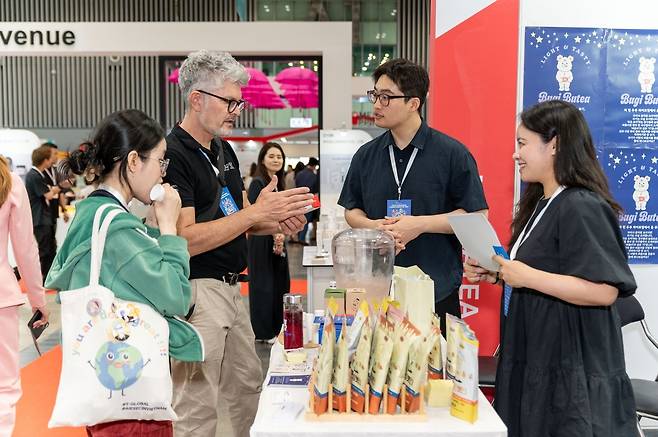 한국무역협회와 코엑스가 공동으로 개최한 ‘2024 베트남 국제 프리미엄 소비재전’ 참가자들의 모습 [무협 제공]