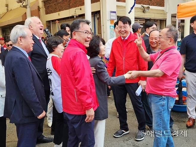 국민의힘 김문수 후보 부인 설난영 여사가 지난달 27일 순천 아랫시장을 방문해 한 60대 시민의 열렬한 환대를 받고 있다.  /박대성 기자.