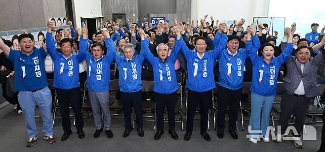 [광주=뉴시스] 이영주 기자 = 제21대 대통령 선거가 치러진 3일 오후 광주 서구 더불어민주당 광주시당 선거연락소에서 민주당 광주시당 의원들과 당직자들이 출구조사 결과에 만세하며 이재명 더불어민주당 대선 후보는 출구조사에서 51.7% 득표율을 기록, 김문수(39.3%) 국민의힘 대선 후보를 12.4%p 앞섰다. 2025.06.03. leeyj2578@newsis.com