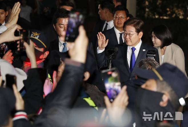 [인천=뉴시스] 김동영 기자 = 이재명 더불어민주당 대선후보가 3일 오후 인천 계양구 한 아파트에서 제21대 대통령선거 개표 결과를 확인한 뒤 자택을 나서며 모인 주민들과 인사를 나누고 있다. 2025.06.04. dy0121@newsis.com