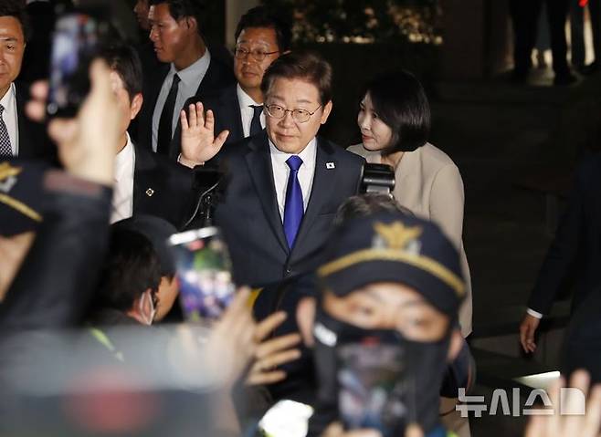 [인천=뉴시스] 김동영 기자 = 이재명 더불어민주당 대선후보가 3일 오후 인천 계양구 한 아파트에서 제21대 대통령선거 개표 결과를 확인한 뒤 자택을 나서며 모인 주민들과 인사를 나누고 있다. 2025.06.04. dy0121@newsis.com