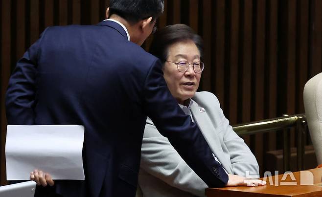 [서울=뉴시스] 조성우 기자 = 이재명(오른쪽) 전 더불어민주당 대표가 14일 오후 서울 여의도 국회에서 열린 제424회 국회(임시회) 제2차 본회의 정치·외교·통일·안보 분야 대정부질문에서 정성호 의원과 대화하고 있다. 2025.04.14. xconfind@newsis.com