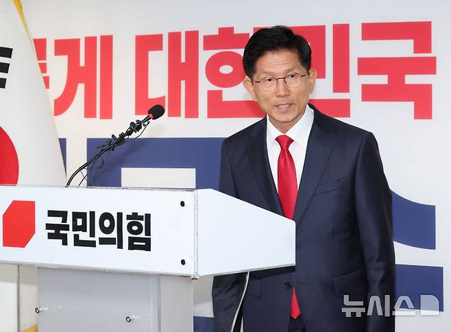 [서울=뉴시스] 고승민 기자 = 김문수 국민의힘 대선 후보가 4일 서울 여의도 당사에서 대선 승복 기자회견을 마친 뒤 이동하고 있다. (공동취재) 2025.06.04. photo@newsis.com