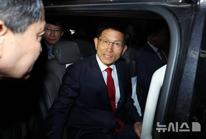 [서울=뉴시스] 고승민 기자 = 김문수 국민의힘 대선 후보가 4일 서울 여의도 당사에서 대선 승복 기자회견을 마친 뒤 차량에 탑승하고 있다. 2025.06.04. kkssmm99@newsis.com
