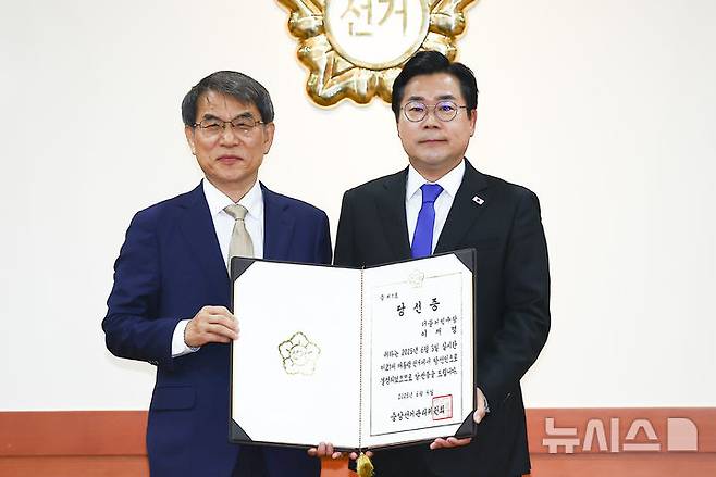 [과천=뉴시스] 김근수 기자 = 노태악(왼쪽) 중앙선거관리위원장이 4일 오전 경기 과천시 중앙선거관리위원회 회의실에서 열린 제21대 대통령 당선증 교부식에서 박찬대 더불어민주당 상임 총괄선거대책위원장에게 당선증을 전달하고 기념촬영을 하고 있다. 2025.06.04. ks@newsis.com