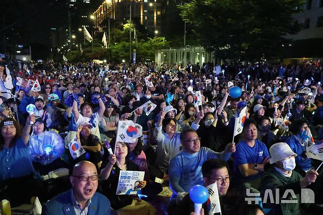 [서울=뉴시스] 조성우 기자 = 이재명 더불어민주당 대통령 후보가 3일 밤 당선이 확실시된 가운데 서울 여의도 국회 앞에서 지지자들이 환호하고 있다. (공동취재) 2025.06.04. photo@newsis.com