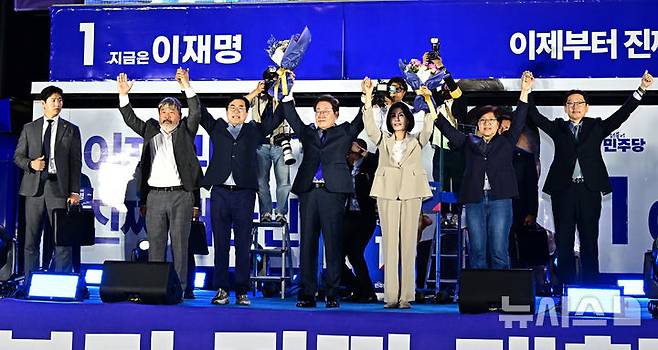 [서울=뉴시스] 조성우 기자 = 이재명 대통령과 김혜경 여사가 4일 오전 서울 여의도 국회 앞에서 열린 국민 개표방송 행사에서 시민들에게 인사하고 있다. (공동취재) 2025.06.04. photo@newsis.com