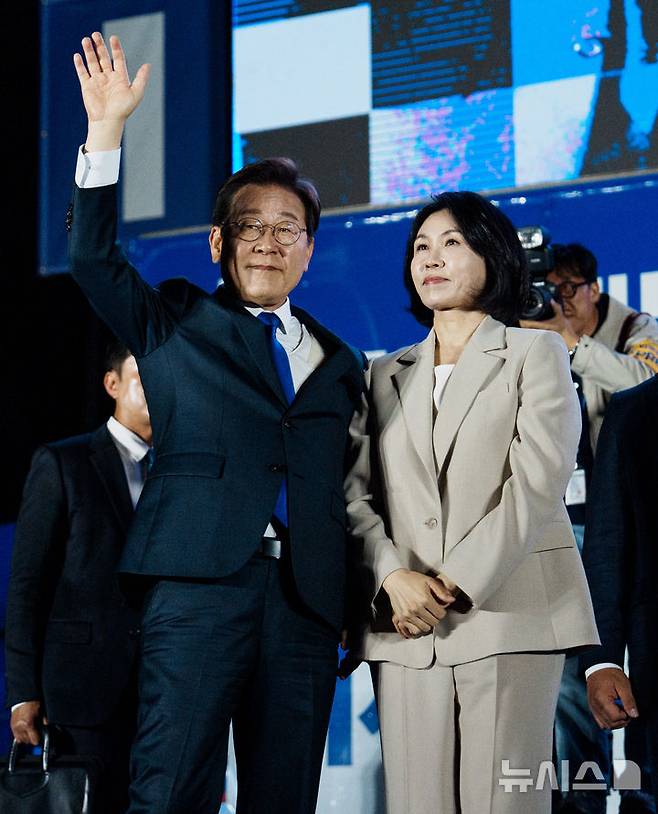 [서울=뉴시스] 조성우 기자 = 이재명 대통령과 김혜경 여사가 4일 오전 서울 여의도 국회 앞에서 열린 국민 개표방송 행사에서 시민들을 향해 인사하고 있다. (공동취재) 2025.06.04. photo@newsis.com