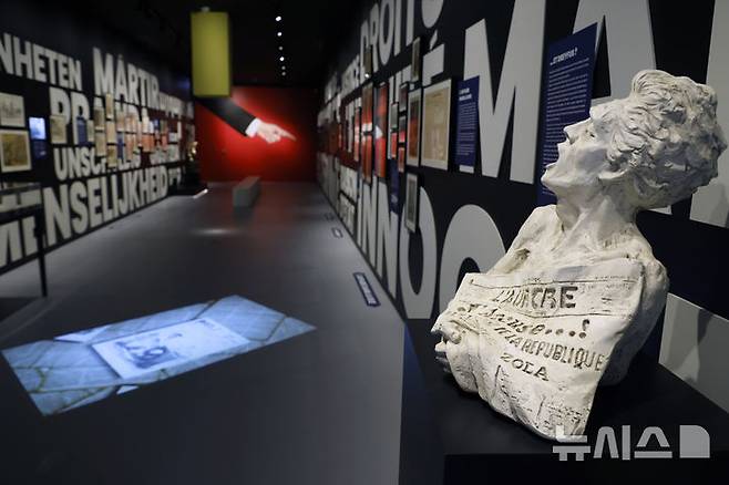 [메단=AP/뉴시스]프랑스 파리 근교 메단의 에밀 졸라 저택 부지에 있는 알프레스 드뤠퓌스 박물관 내부. 19세기 말 프랑스 사회의 분열을 극명하게 드러낸 드레퓌스 사건을 기념하는 곳이다. 프랑스 의회가 2일(현지시각) 유대인 드레퓌스에 대한 군당국의 탄압을 보상하는 의미에서 그의 계급을 소장으로 진급하는 법안을 채택했다. 2025.6.4.