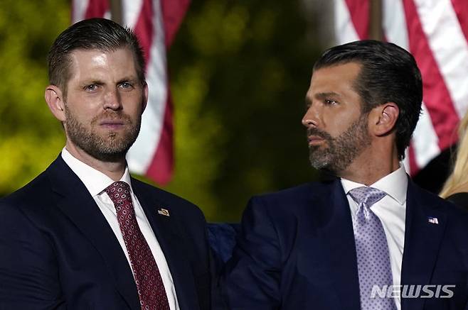 [워싱턴=AP/뉴시스] 3일(현지 시간) 뉴욕타임스에 따르면 트럼프 대통령과 가까운 사업가 빌 잰커가 만든 밈코인 '$TRUMP'의 개발자들이 암호화폐 플랫폼 매직 에덴과 손잡고 '공식 $TRUMP 지갑'을 출시한다고 예고했다. 이에 트럼프 대통령의 아들들이 공개적으로 반발하고 나섰다. 사진은 트럼프 대통령의 장남 도널드 트럼프 주니어(오른쪽)와 차남 에릭 트럼프. 2025.06.04.