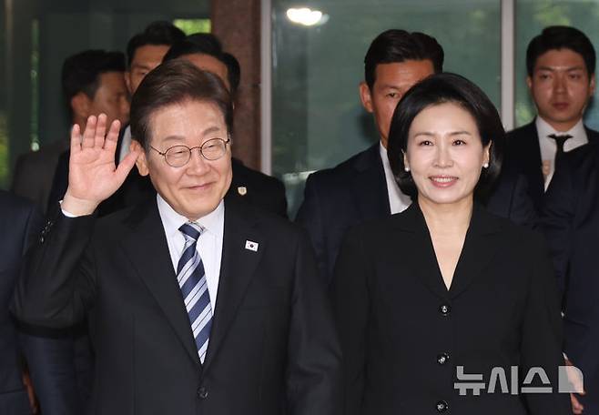[인천=뉴시스] 최진석 기자 = 이재명 대통령과 김혜경 여사가 4일 인천 계양구 사저를 나서며 주민들을 향해 인사하고 있다. (대통령실통신사진기자단) 2025.06.04. myjs@newsis.com