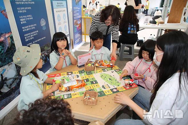 [서귀포=뉴시스] 우장호 기자 = 4일 서귀포시 제주국제컨벤션센터(ICC) 야외광장에서 '세계 환경의 날(6월5일)' 기념 행사로 '2025 환경 한마당 축제'가 열린 가운데 제주에서는 유일하게 유아환경학교로 지정된 광령초등학교 병설유치원 원아들이 찾아와 전시 프로그램을 체험하고 있다. 2025.06.04. woo1223@newsis.com