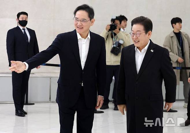 [서울=뉴시스] 김근수 기자 = 이재명 더불어민주당 대표가 20일 오전 서울 강남구 멀티캠퍼스 역삼 SSAFY 서울캠퍼스에서 마중 나온 이재용 삼성전자 회장과 인사한 뒤 환담장으로 이동하고 있다. (공동취재) 2025.03.20. photo@newsis.com