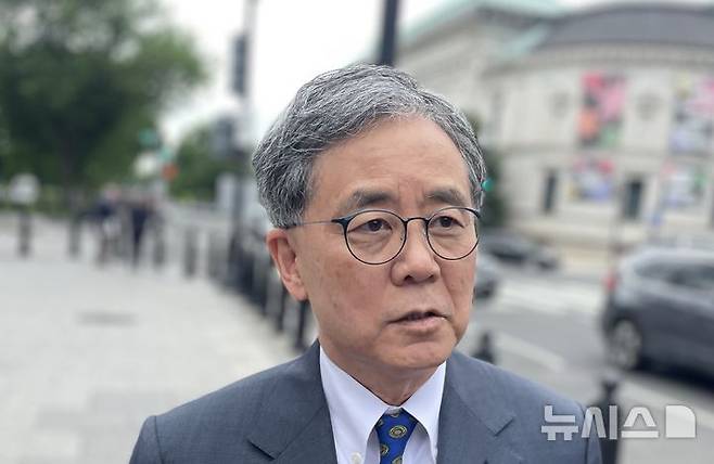 [워싱턴=뉴시스]이재명 더불어민주당 대선 후보 외교·안보보좌관인 김현종 전 청와대 국가안보실 2차장이 8일(현지 시간) 미국 워싱턴DC 백악관을 찾아 도널드 트럼프 행정부 고위관료들과 회담한 후 관련 내용을 밝히고 있다. 2025.05.09.