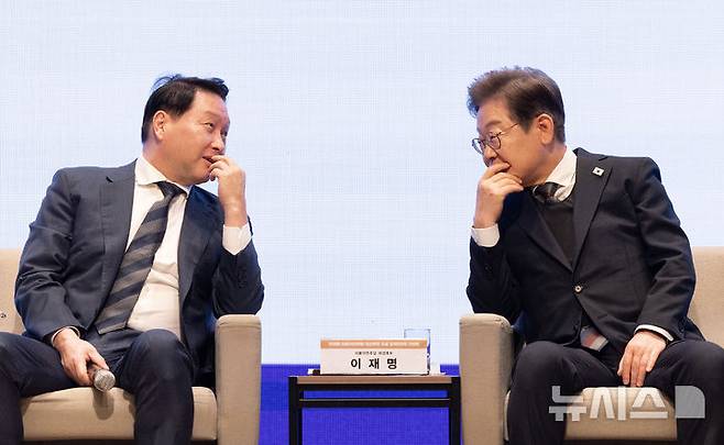 [서울=뉴시스] 국회사진기자단 = 이재명 대통령이 더불어민주당 대선후보 시절인 지난달 8일 서울 중구 대한상공회의소에서 열린 대선후보 초청 경제5단체장 간담회에서 최태원 대한상의 회장(SK그룹 회장)을 만나 대화하고 있다. 2025.05.08. photo@newsis.com