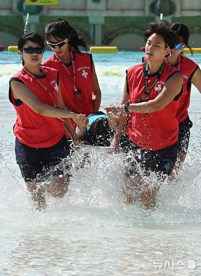 [용인=뉴시스] 김종택 기자 = 본격적인 물놀이철을 앞두고 4일 경기 용인시 에버랜드 캐리비안 베이에서 라이프가드(수상안전요원)들이 구조훈련을 하고 있다. 캐리비안 베이는 오는 6일 타워부메랑고, 타워래프트 등 야외 물놀이 시설을 순차적으로 오픈할 예정이다. 2025.06.04. jtk@newsis.com