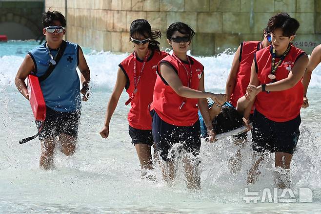 [용인=뉴시스] 김종택 기자 = 본격적인 물놀이철을 앞두고 4일 경기 용인시 에버랜드 캐리비안 베이에서 라이프가드(수상안전요원)들이 구조훈련을 하고 있다. 캐리비안 베이는 오는 6일 타워부메랑고, 타워래프트 등 야외 물놀이 시설을 순차적으로 오픈할 예정이다. 2025.06.04. jtk@newsis.com