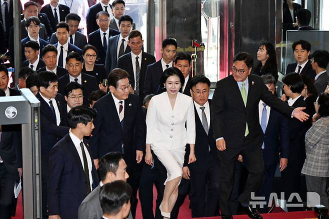 [서울=뉴시스] 국회사진기자단 = 이재명 대통령과 김혜경 여사, 우원식 국회의장이  4일 오전 서울 여의도 국회에서 열린 제21대 대통령 취임선서식에 참석하고 있다. 2025.06.04. photo@newsis.com
