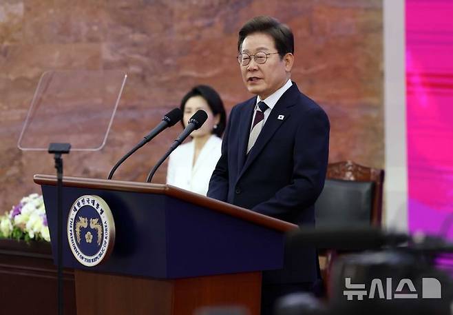 [서울=뉴시스] 국회사진기자단 =  이재명 제21대 대통령이 4일 오전 서울 여의도 국회 로텐더 홀에서 열린 취임식에서 취임사를 하고 있다. 2025.06.04. photo@newsis.com