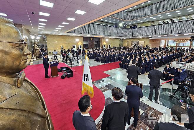 [서울=뉴시스] 국회사진기자단 = 이재명 대통령이 4일 서울 여의도 국회에서 열린 취임식에서 취임사를 하고 있다. 2025.06.04. photo@newsis.com