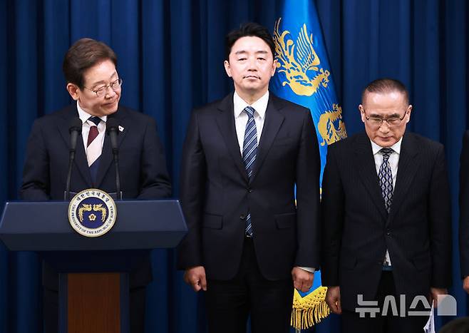 [서울=뉴시스] 고범준 기자 = 이재명 대통령이 4일 서울 용산 대통령실 청사에서 새 정부 첫 인사 발표를 하고 있다. 오른쪽부터 위성락 안보실장, 강훈식 비서실장. (대통령실통신사진기자단) 2025.06.04. bjko@newsis.com