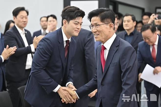 [서울=뉴시스] 조성봉 기자 = 김문수 전 국민의힘 대통령 후보가 4일 서울 여의도 중앙당사에서 열린 제21대 대통령선거 국민의힘 중앙선거대책위원회 해단식에서 김용태 비대위원장과 인사하고 있다. (공동취재) 2025.06.02. photo@newsis.com
