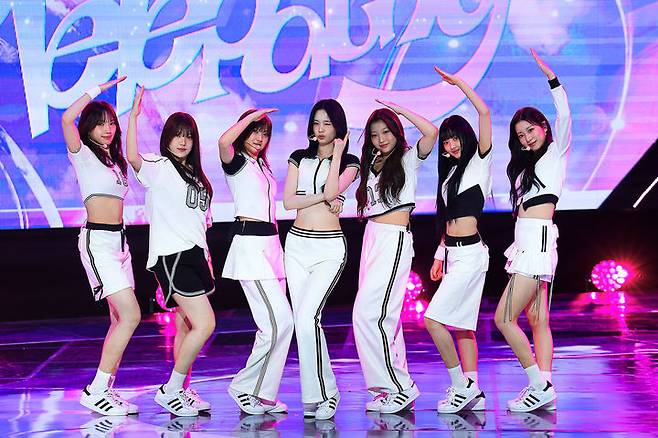 [서울=뉴시스] 신인 걸그룹 '유스피어'가 4일 서울 마포구 SBS프리즘 타워에서 열린 첫 번째 싱글 '스피드 존'(SPEED ZONE) 발매 기념 쇼케이스에서 타이틀곡 '줌'(ZOOM) 무대를 선보이고 있다. (사진=WM엔터테인먼트 제공) 2025.06.04 photo@newsis.com